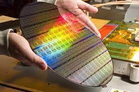 Oblea de silicio procesada, mostrando los chips antes de su separación y posterior encapsulado