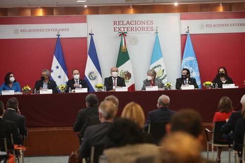 Durante la presentación del proyecto de la Cepal en la cancillería, Alicia Bárcena (cuarta de izquierda a derecha) estuvo acompañada por funcionarios de los gobiernos de El Salvador, Guatemala, Honduras y México. Foto Yazmín Ortega Cortés
