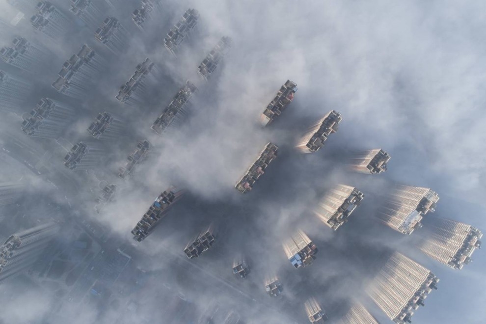 Aire contaminado cruzando unos rascacielos en China. — Xu Jingbo / Europa Press