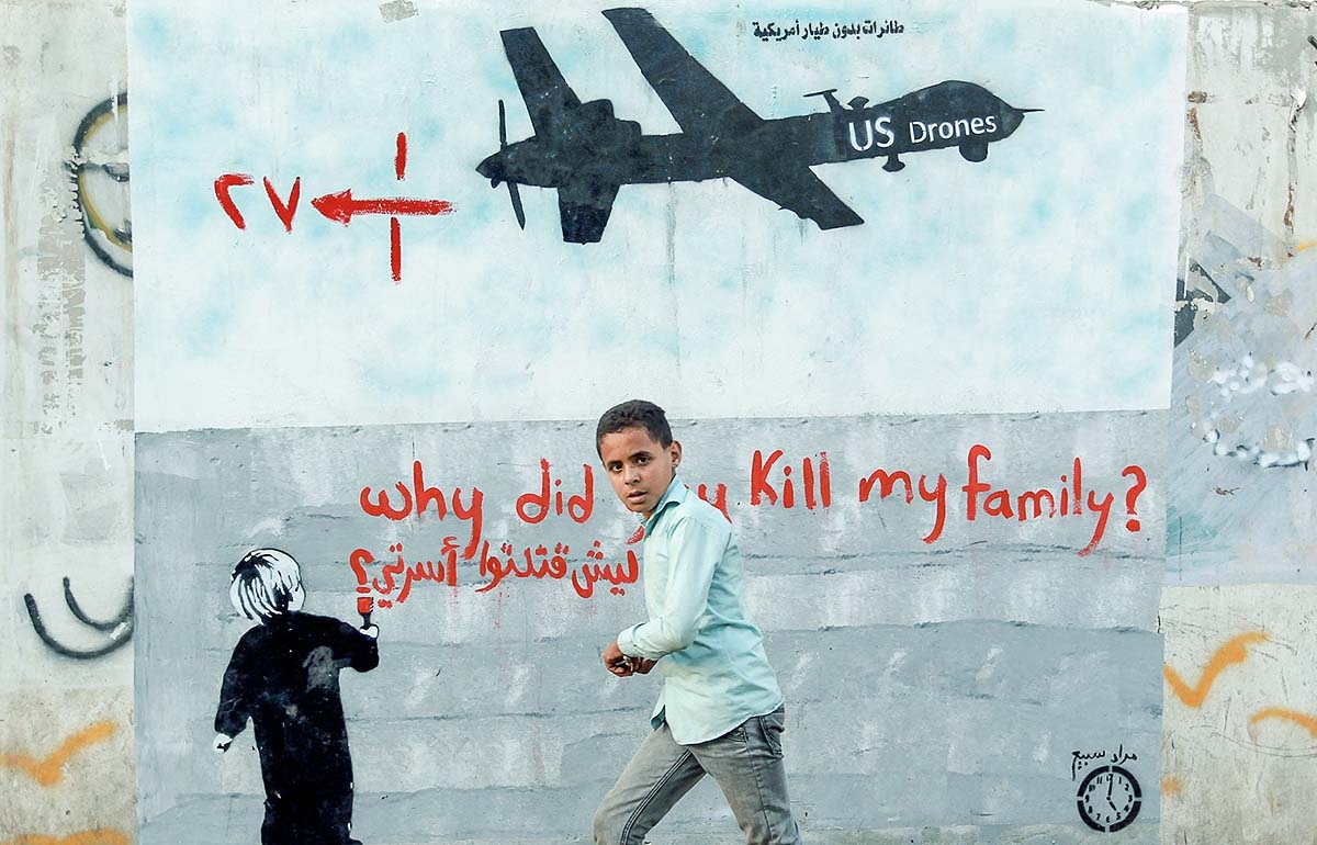 Un niño pasa frente a un mural pintado en la ciudad de Saná, capital de Yemen AFP, MOHAMED HUWAIS