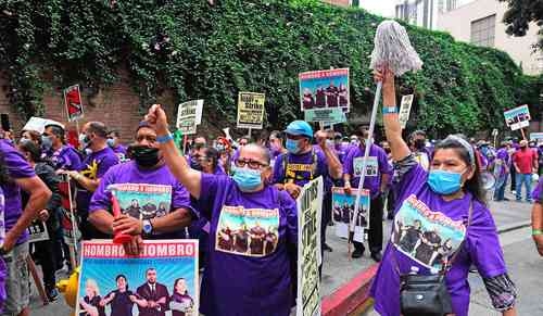 Más de mil conserjes del Sindicato Internacional de Empleados de Servicio se manifestaron la semana pasada en Los Ángeles, California, ante el inminente vencimiento de sus contratos. Denuncian no haber recibido ninguna compensación, pese a que han sido considerados trabajadores esenciales y han laborado haciendo limpieza en oficinas de biotecnología durante la pandemia del Covid-19. Foto Afp