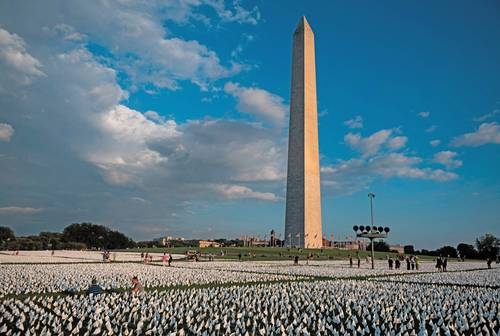 anderas blancas en el National Mall, cerca del Monumento a Washington. El proyecto de la artista Suzanne Brennan Firstenberg requirió más de 600 mil banderas blancas en miniatura para simbolizar las vidas perdidas por el Covid- 19 en Estados Unidos, donde las vacunas están disponibles para todos de manera gratuita.Foto Afp