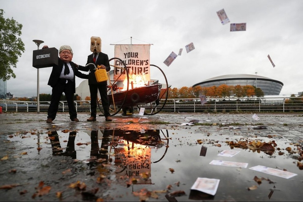 Activistas hacen una performance contra los combustibles fósiles en los aledaños del pabellón donde se celebrará la COP26. — Russell Cheyne / REUTERS