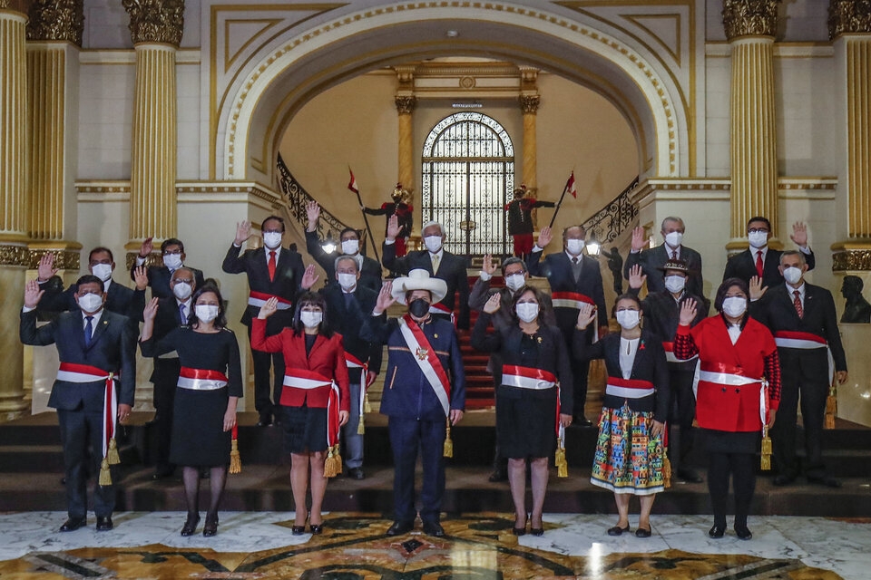 ´El nuevo gabinete de Castillo saluda a la cámara.. Imagen: AFP