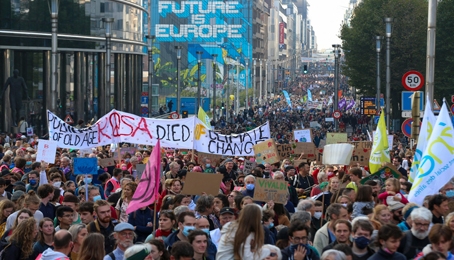 Miles de personas marcharon en Bruselas para presionar a líderes mundiales a poner en marcha acciones concretas que reduzcan las emisiones de carbono y frenen el calentamiento del planeta. Alrededor de 80 organizaciones participaron en la protesta, a tres semanas de la cumbre climática de la Organización de Naciones Unidas que se realizará en Glasgow, Escocia. Foto Afp. Agencias