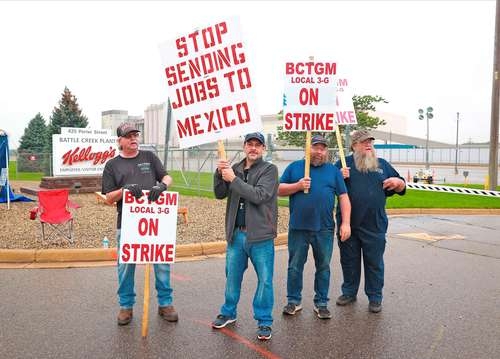 Trabajadores de Kellogg’s en Michigan protestaron la semana pasada contra la amenaza de la empresa de trasladar a México más áreas de producción. Este año han estallado unas 12 huelgas que involucran a 22 mil 300 empleados en Estados Unidos.Foto Afp