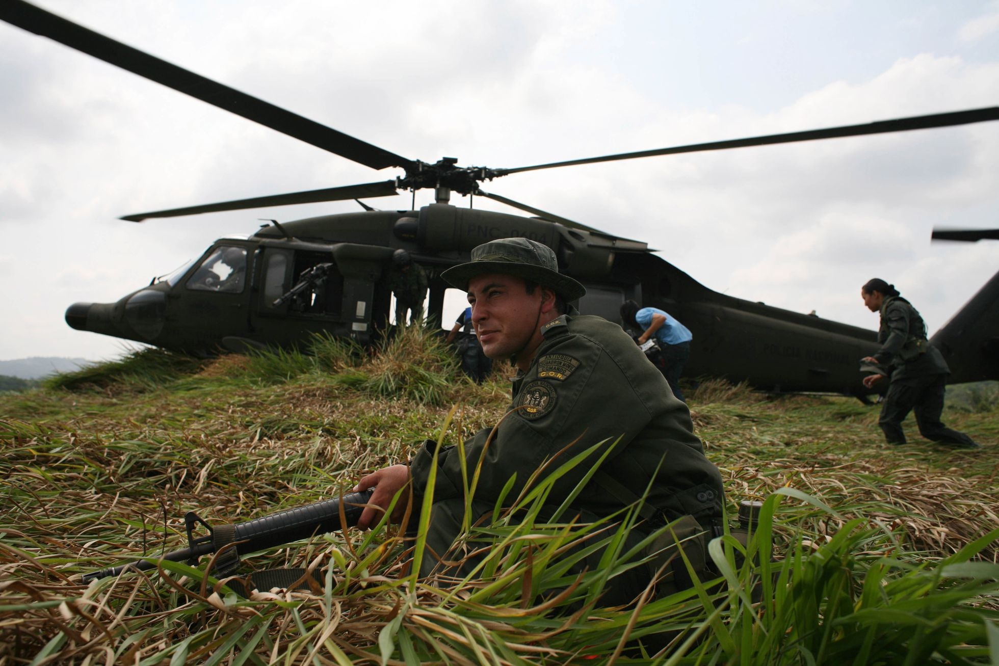 Policía antinarcóticos durante un operativo en una propiedad de Carlos Mario Jiménez, en Caucasia, Colombia, el 13 de marzo de 2009. William Fernando Martinez (AP)