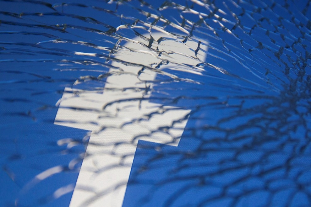 Logo de Facebook en una pantalla rota. — Dado Ruvic / Reuters