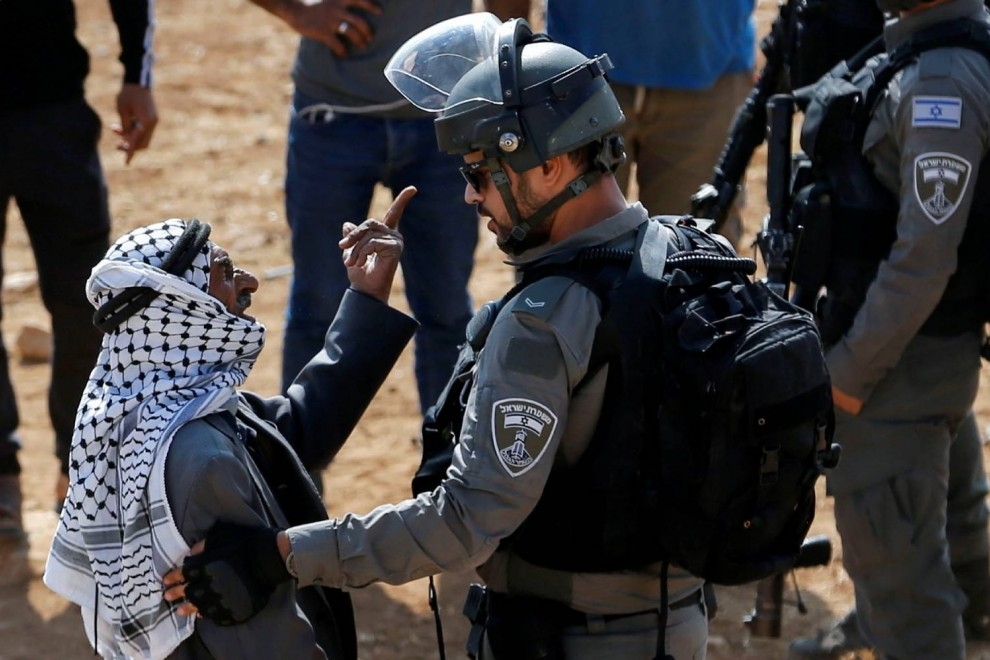 Un palestino discute con un oficial de la policía fronteriza israelí sobre la demolición de una casa palestina por las fuerzas israelíes, cerca de Yatta, en los territorios ocupados por Israel. — Mussa Qawasma / REUTERS