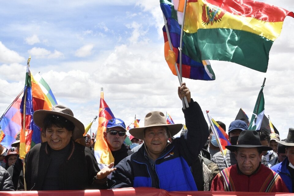 Evo Morales (izq.), Luis Arce y su vice, David Choquehuanca, encabezan la marcha. . Imagen: AFP