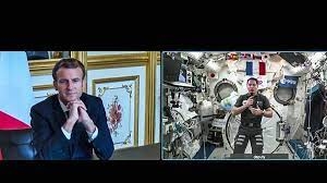 Un momento del diálogo entre Macron y Pesquet.