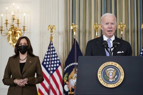 Según el historiador Niall Ferguson, en caso de que Kamala Harris fuera candidata a la presidencia en 2024 –cuando Joe Biden tendría 82 años– sería fácilmente derrotada por Trump, que tendría 78 años. En la imagen de ayer en la Sala del Comedor del Estado de la Casa Blanca, el presidente estadunidense habla sobre la ley de infraestructura. Foto Ap