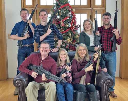 El diputado federal republicano Thomas Massie difundió una foto con su familia que decía: Feliz Navidad y la posdata: Santa, por favor, envíanos municiones, dos días después de que un adolescente de 15 años asesinó a cuatro compañeros en una preparatoria en Michigan. Estados Unidos es el mayor fabricante y vendedor de armas de fuego en el mundo.Foto tomada de Twitter