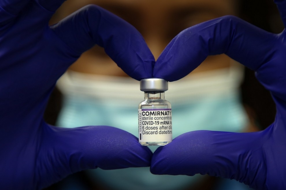 Una enfermera sostiene un vial de la vacuna Pfizer/BioNTech en Londres, el 5 de diciembre de 2021. — Dinendra Haria / EUROPA PRESS