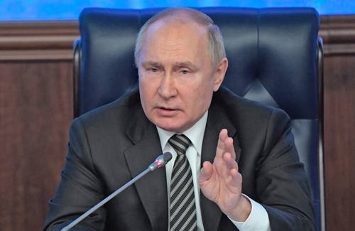 El presidente de Rusia, Vladimir Putin –que culpa a Washington de ser responsable de la tensión en Europa–, durante una reunión con militares, ayer en Moscú.Foto Ap