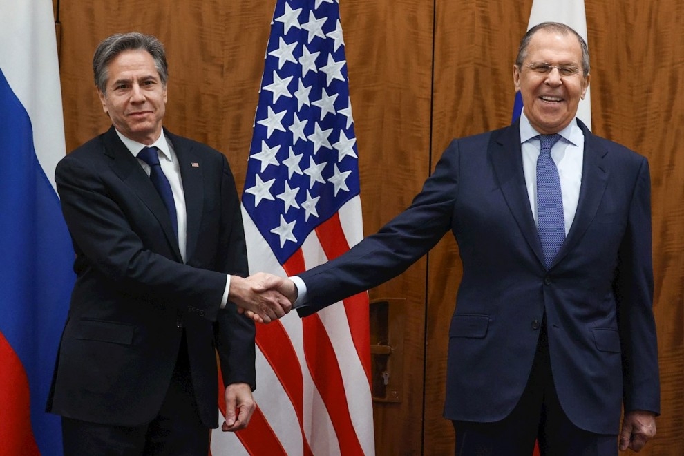 Una foto del Ministerio de Relaciones Exteriores de Rusia con el Secretario de Estado de los Estados Unidos, Antony Blinken (izq.), y al Ministro de Relaciones Exteriores de Rusia, Sergei Lavrov (der.), antes de su reunión. en Ginebra, Suiza, 21 de enero de 2022. - EFE