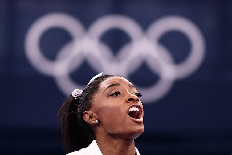 6 enero 2022 Simone Biles de EEUU aplaude durante la final del equipo femenino de gimnasia artística durante los Juegos Olímpicos de Tokio 2020.- Loic Venance / AFP
