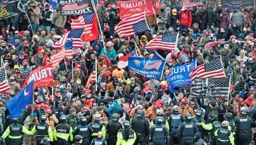 El 6 de enero de 2021, partidarios de Donald Trump chocaron con la policía y las fuerzas de seguridad mientras tomaban por asalto el Capitolio en Washington, DC. Un año después, los estadunidenses aún esperan que el sistema judicial aclare si se trató de una simple manifestación exacerbada o de un intento de golpe de Estado.Foto Afp