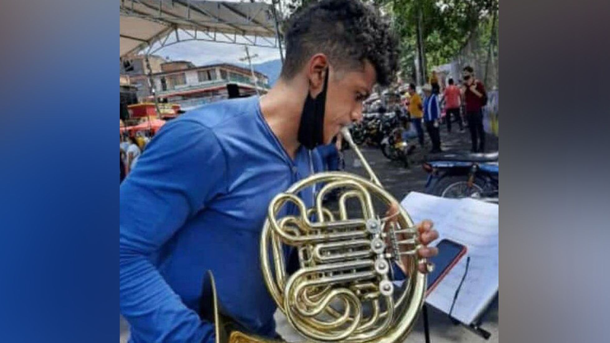 Álvaro Herrera interpreta el corno durante una de las protestas pacíficas de 2021 en Cali, Colombia