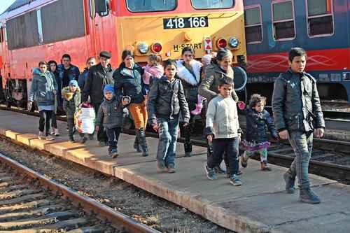 Refugiados ucranios que huyen de la guerra que estalló el pasado jueves llegan a la estación de tren de Zahonyi, ciudad fronteriza con Hungría.Foto Afp