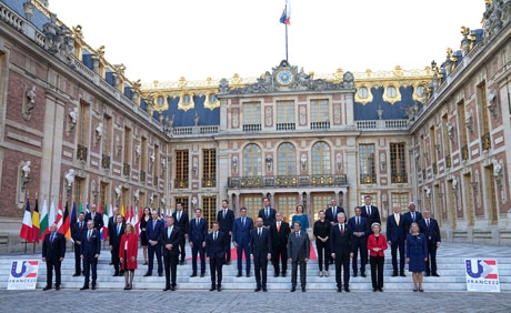 Dirigentes de la Unión Europea se reunieron en el recinto histórico al oeste de París para reafirmar su apoyo a Ucrania; el encuentro culmina hoy. El primer ministro de Holanda, Mark Rutte, expuso, sobre la petición del presidente Volodymir Zelensky de ingreso de su nación a esa comunidad: no hay vía rápida para el acceso. Eso no existe. Foto Ap
