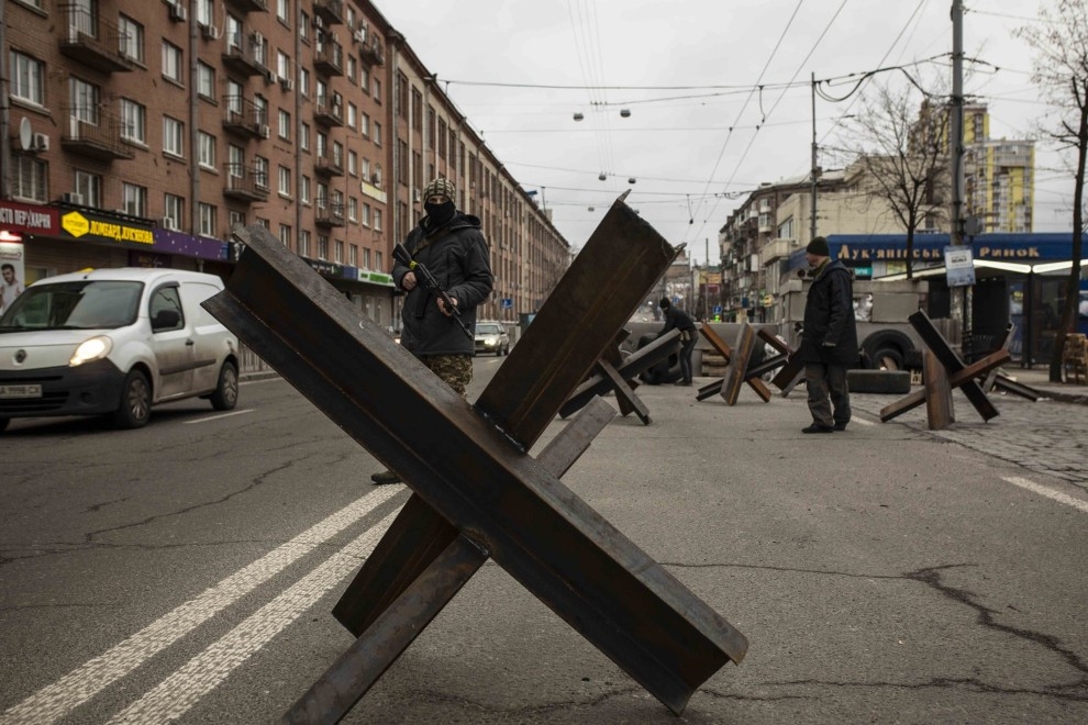 Un voluntario de las Fuerzas de Defensa Territorial de Ucrania controla el tráfico en un puesto de control en Kiev este domingo. — JAIRO VARGAS