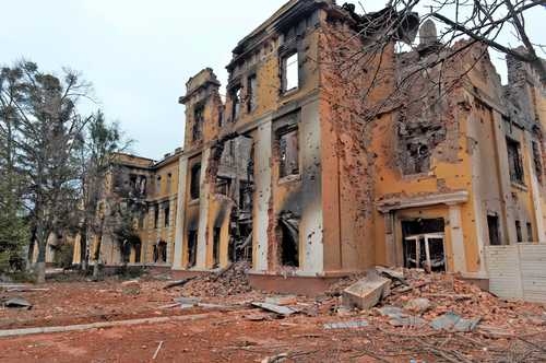 Una escuela en Jarkov, ciudad a unos 50 kilómetros de la frontera con Rusia, muestra los estragos de la guerra. Foto Afp