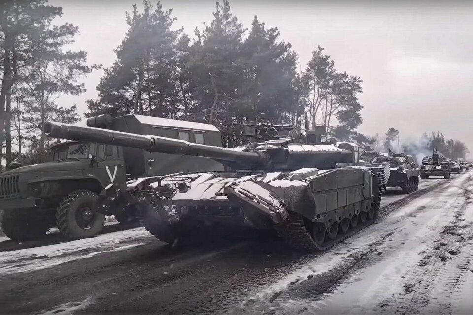 Un convoy de vehículos militares rusos avanza hacia Kiev.. Imagen: AFP