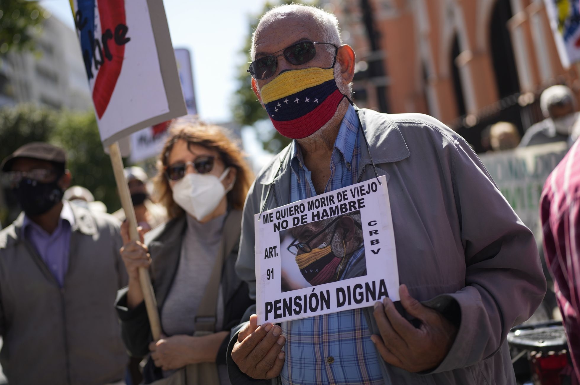 Jubilados protestan en Caracas por una pensión digna, esta semana.Ariana Cubillos (AP)