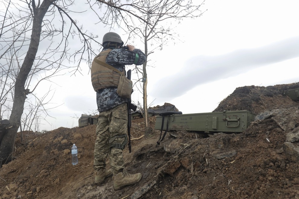 Un soldado ucraniano en una posición entre las regiones de Luhansk y Donetsk. — EFE/EPA/STR