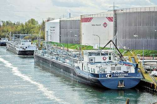 Buquetanque en un depósito de combustible para calefacción cerca de la refinería de BP Gelsenkirchen, en Alemania. Después de que la UE prohibió la importación de carbón ruso, el mercado teme que el embargo llegue al gas y el petróleo.Foto Afp