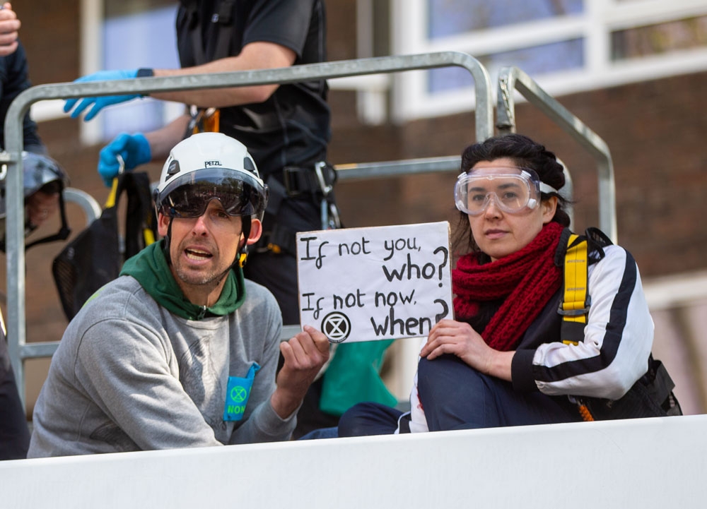 16 de abril de 2022, Reino Unido, Londres: El piragüista de slalom inglés y medallista de oro olímpico Etienne Stott y la marinera olímpica Laura Baldwin protestan en un camión petrolero a través de Hyde Park durante una manifestación de Extinction Rebellion contra los combustibles fósiles. Foto: Tayfun Salci / ZUMA Press Wire / dpa