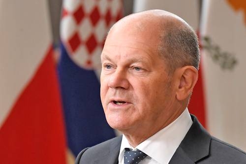 El canciller federal alemán, Olaf Scholz, anunció en febrero pasado que, ante la invasión rusa a Ucrania, dotaría a la Defensa del país de un presupuesto especial que fue aprobado ayer. Foto Ap