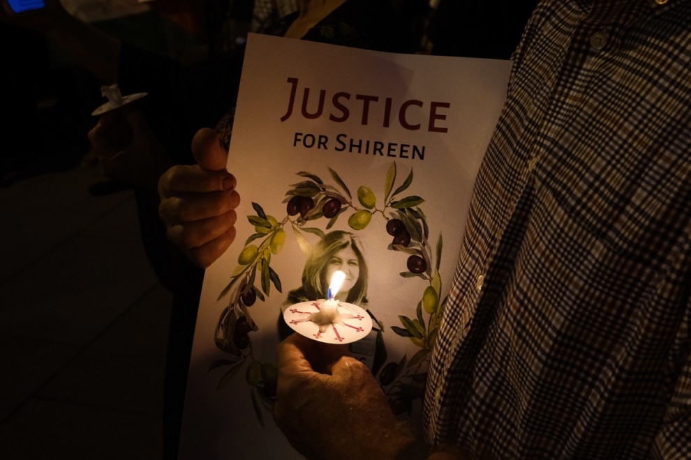 La gente asiste a una vigilia con velas para honrar a la periodista de al-Jazeera asesinada Shireen Abu Akleh, en Washington, a 17 de mayo de 2022. — Efe