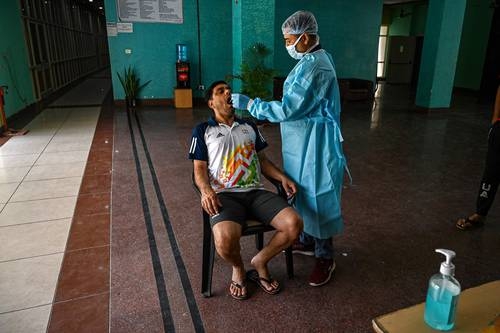 Prueba PCR en el albergue del estadio Indira Gandhi, en Nueva Delhi, India. Foto Afp