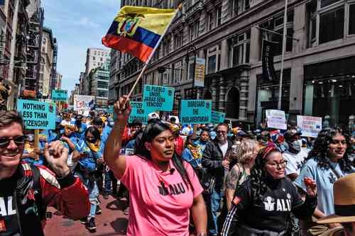 Trabajadores de Amazon se manifiestan ayer en Manhattan, Nueva York. Los emplea-dos de una planta de la megaempresa se sindicalizaron hace un mes, lo que retumbó en Estados Unidos, ya que desafiaba los pro-nósticos de políticos y líderes sindicales de que era casi imposible, y ahora hay esfuerzos para replicar eso por todo el pais. Foto Afp