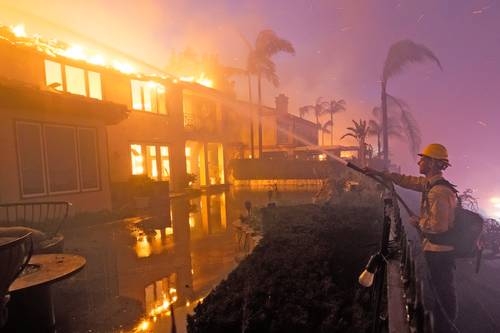 Lucha contra un incendio atribuido a los efectos del cambio climático, el miércoles en Laguna Niguel, California.Foto Ap