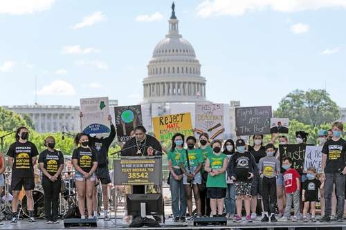 El reverendo William Barber expuso que la mitad de la población de Estados Unidos vive o está al borde de la pobreza, durante la manifestación Marcha Moral en Washington. Foto Ap