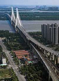 Un tren de alta velocidad une Pekín con Wuhan. El avance de China hace parecer inevitable que superará a EU como primera potencia económica.Foto Xinhua
