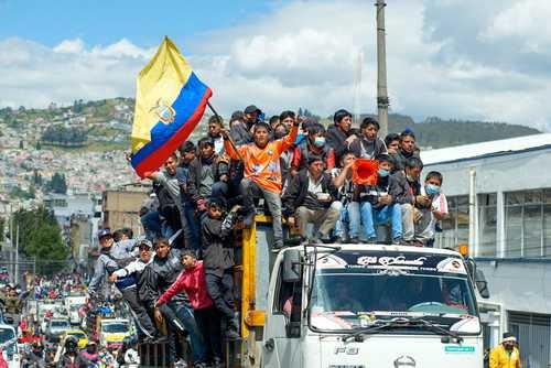 Una caravana indígena llegó ayer a Quito con el fin de unirse al paro en Ecuador convocado por la Conaie. Foto Afp