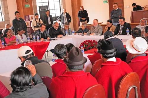 Representantes del gobierno de Guillermo Lasso, e integrantes de organizaciones indígenas, durante la reunión de ayer en la Basílica del Voto Nacional, en Quito, la cual buscaba terminar con dos semanas de protestas que amenazan la producción de crudo.Foto Ap