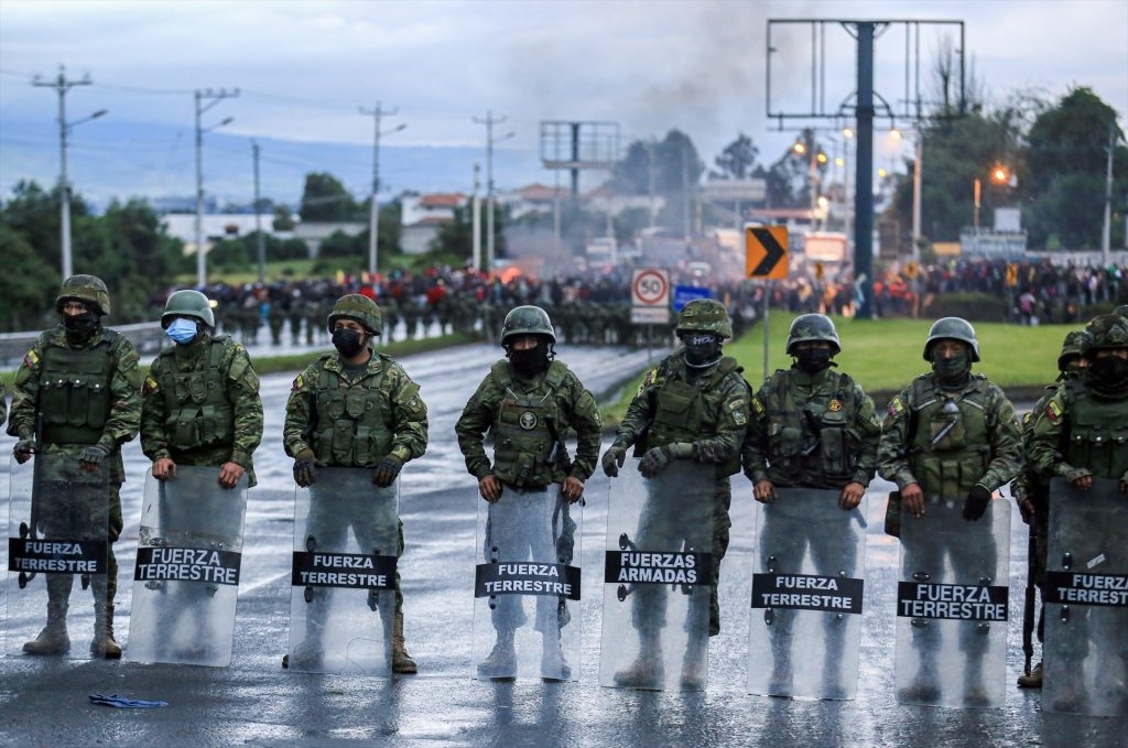 Miembros de las fuerzas armadas bloquean el acceso a la carretera E35 para una marcha de protesta de cientos de indígenas de la provincia de Cotopaxi.- EUROPA PRESS