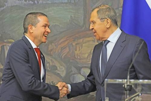 Los ministros de Relaciones Exteriores, de Rusia, Serguei Lavrov (derecha), y Carlos Faría, de Venezuela, ayer, al término de una conferencia de prensa conjunta en Moscú.Foto Ap