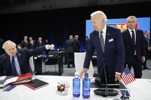 El primer ministro británico, Boris Johnson (izquierda), apoyó plenamente la propuesta de incrementar el presupuesto militar de la OTAN. El presidente estadunidense, Joe Biden, se encargó de la clausura de la cumbre aliancista. Foto Ap