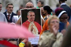 De víctima de la mafia vaticana a santo