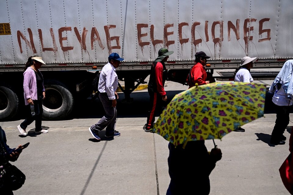 Perú el Congreso aprobó adelantar las elecciones a abril del 2024